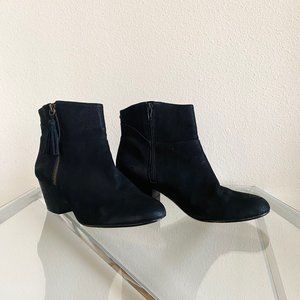 NINE WEST | Nine West Black Suede Zip Up Tassel Ankle Booties | Size: 8